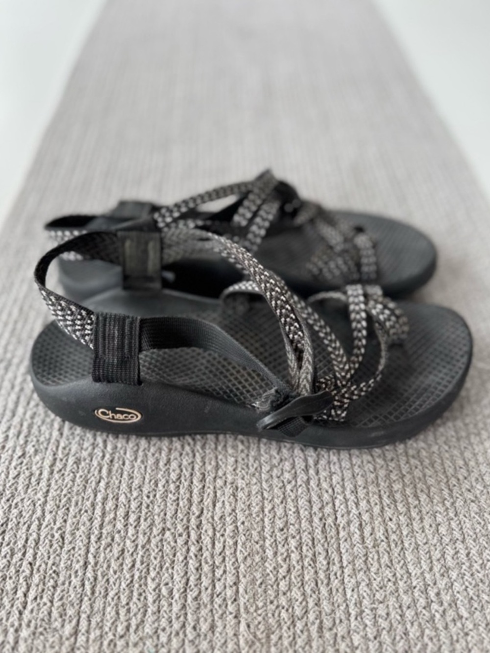 Chaco Black and White Graphic Patterned Outdoor Hiking Sandals Size 9